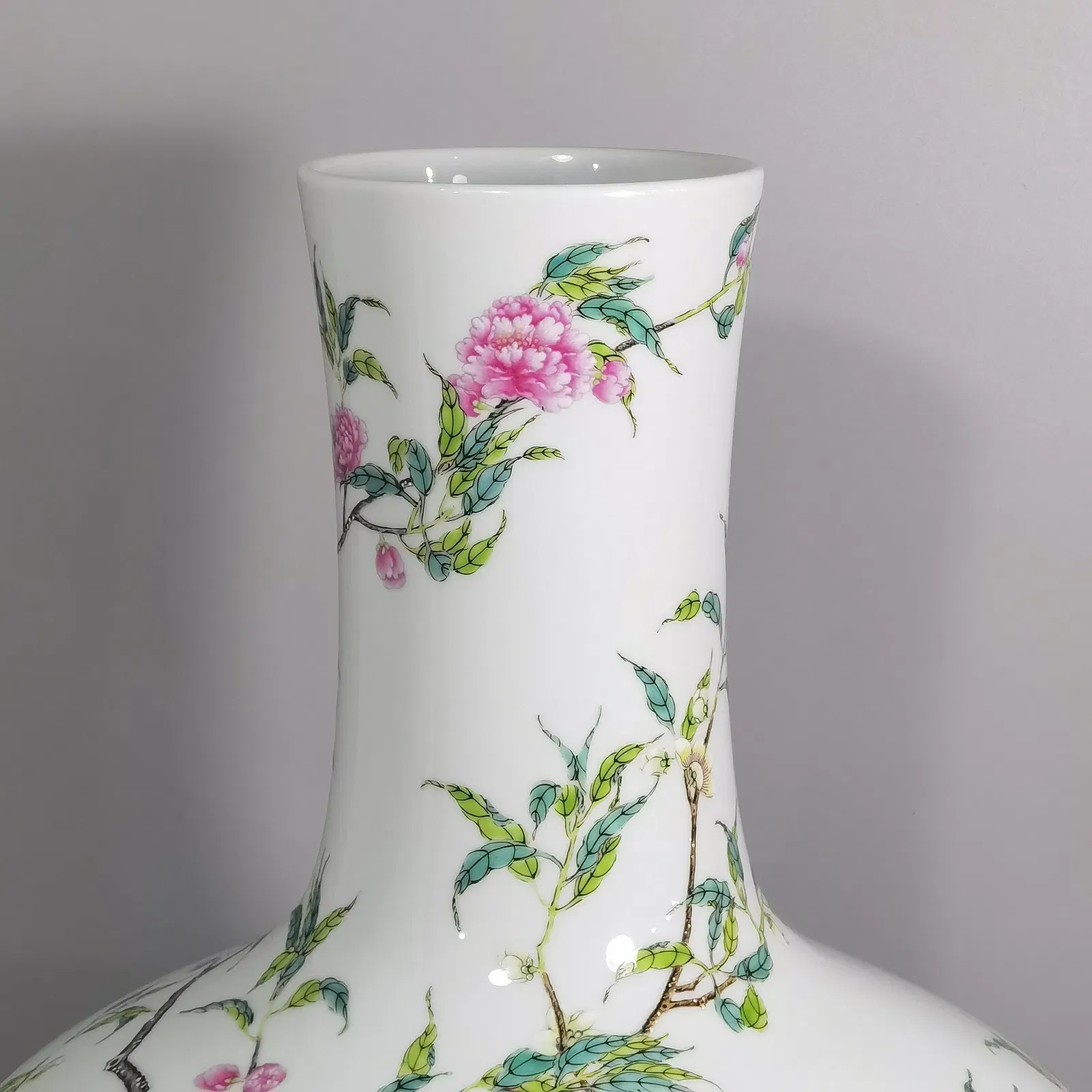 Chinese Famille Rose Style Porcelain Peach Bottle Vase thumbnail 4
