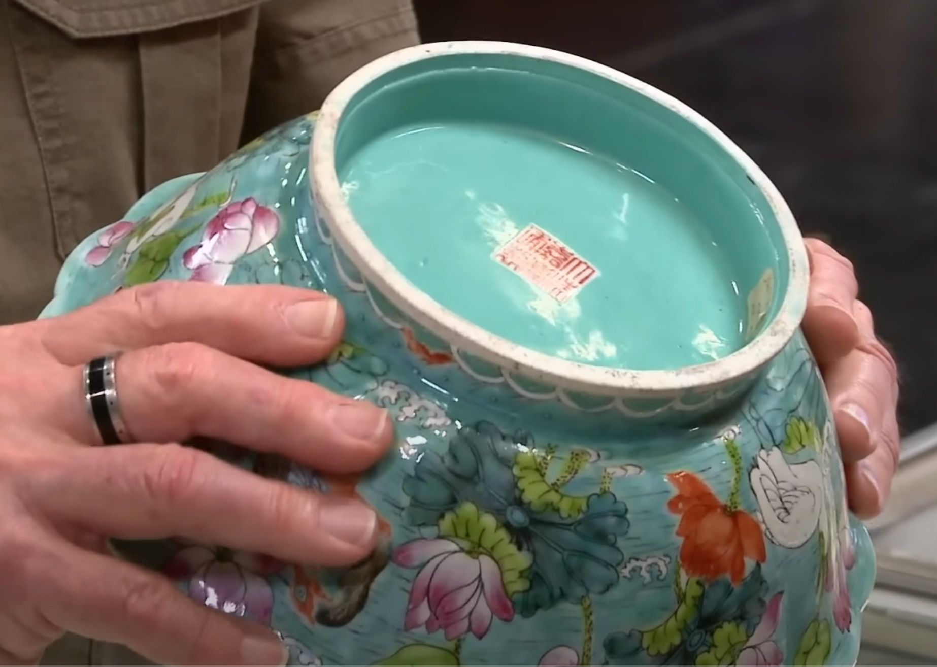 Chinese Qing Revival Famille Rose Turquoise-Ground Porcelain Lobed Bowl thumbnail 4