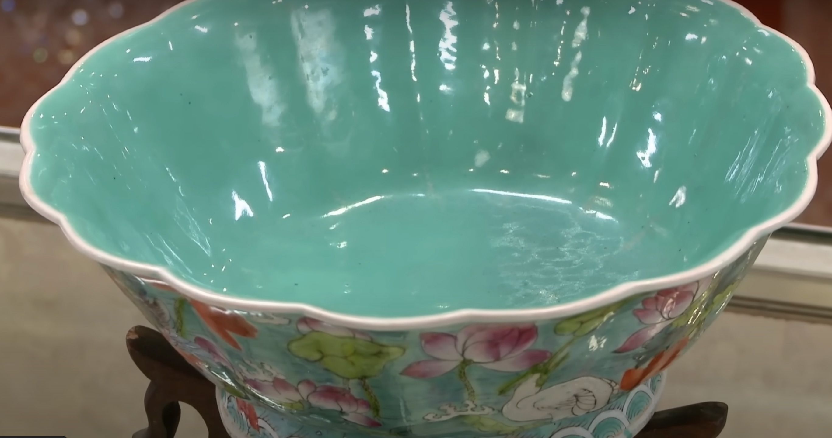 Chinese Qing Revival Famille Rose Turquoise-Ground Porcelain Lobed Bowl thumbnail 7