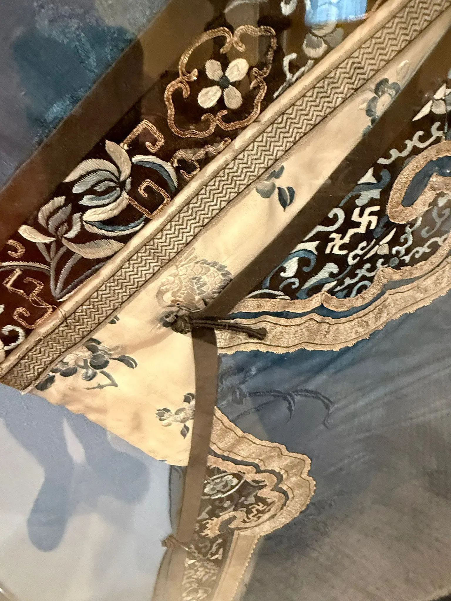 Qing Dynasty Blue Silk Woman's Embroidered Robe thumbnail 3