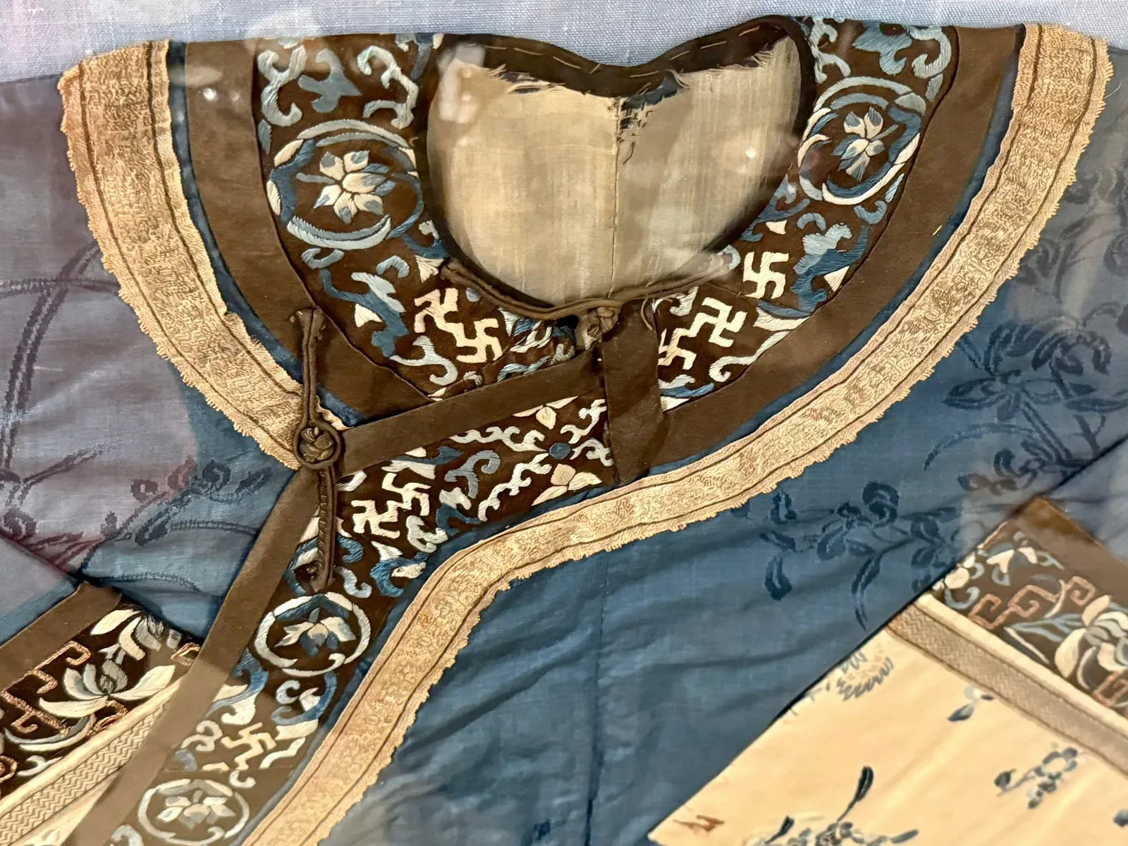 Qing Dynasty Blue Silk Woman's Embroidered Robe thumbnail 4