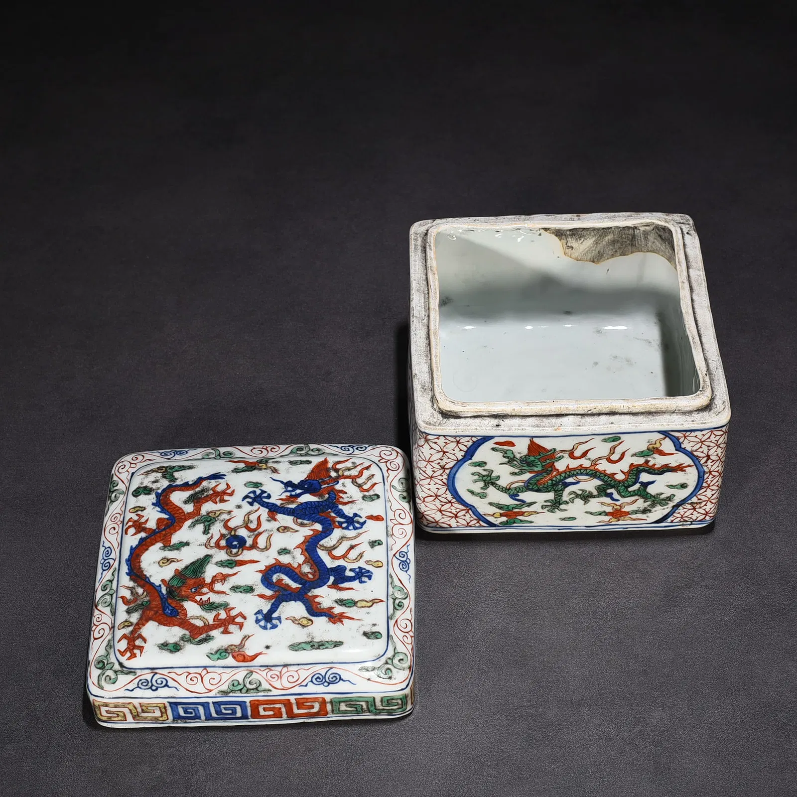 Chinese Wanli Style Wucai Porcelain Covered Box thumbnail 2