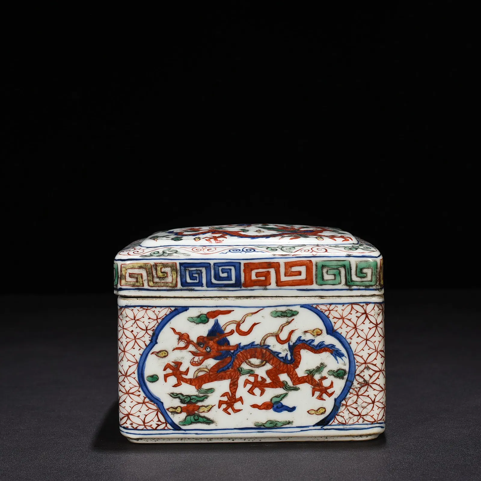 Chinese Wanli Style Wucai Porcelain Covered Box thumbnail 7