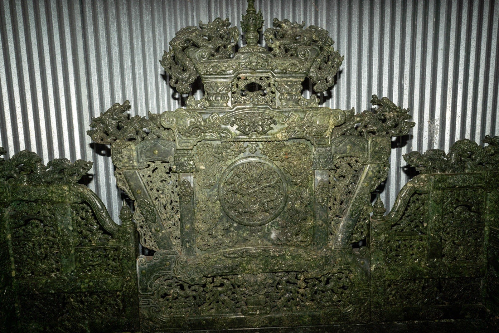 Chinese Qing Dynasty Style Carved Jade Bed thumbnail 6