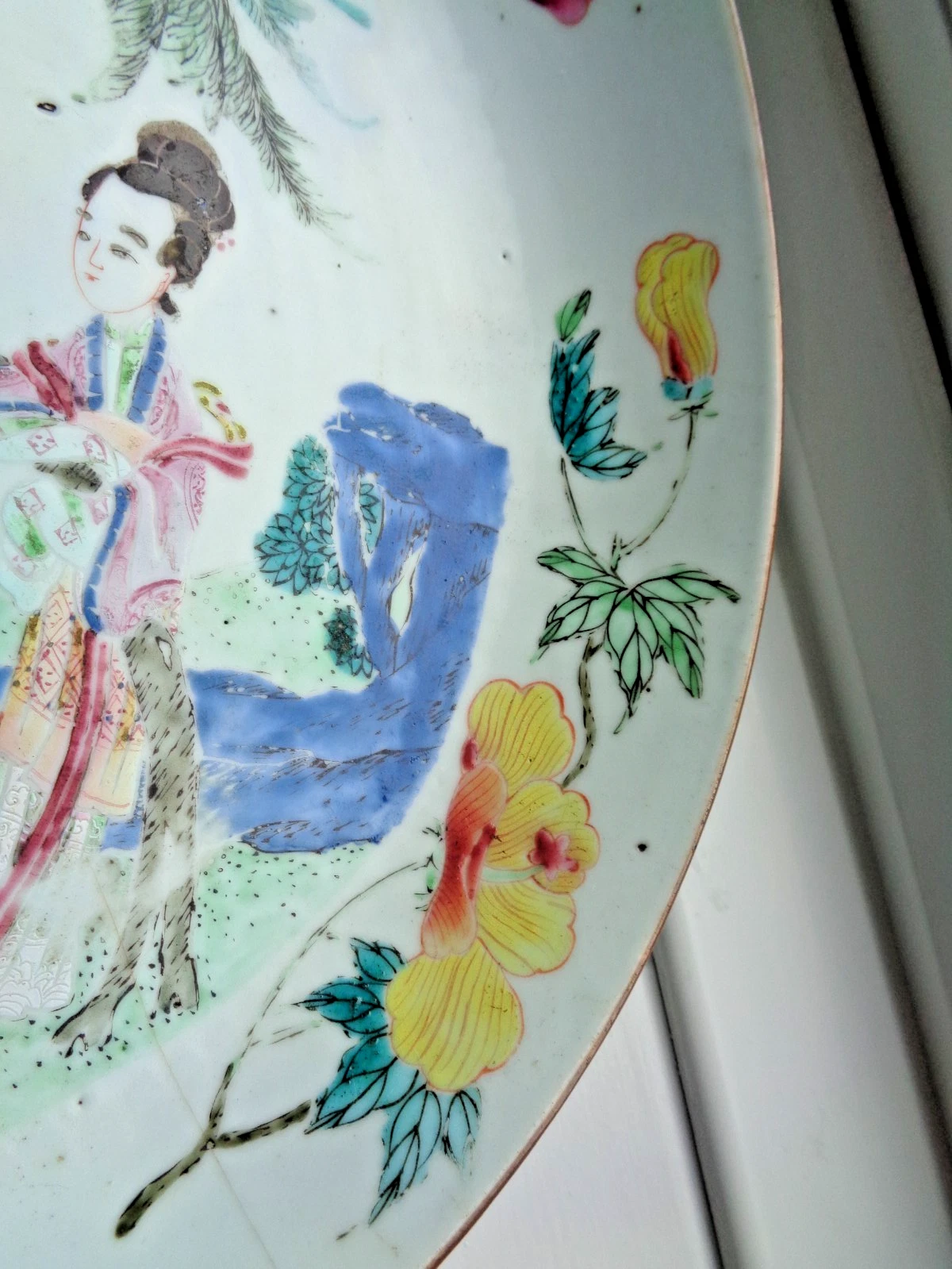 Chinese Famille Rose Porcelain Plate with Figures thumbnail 4