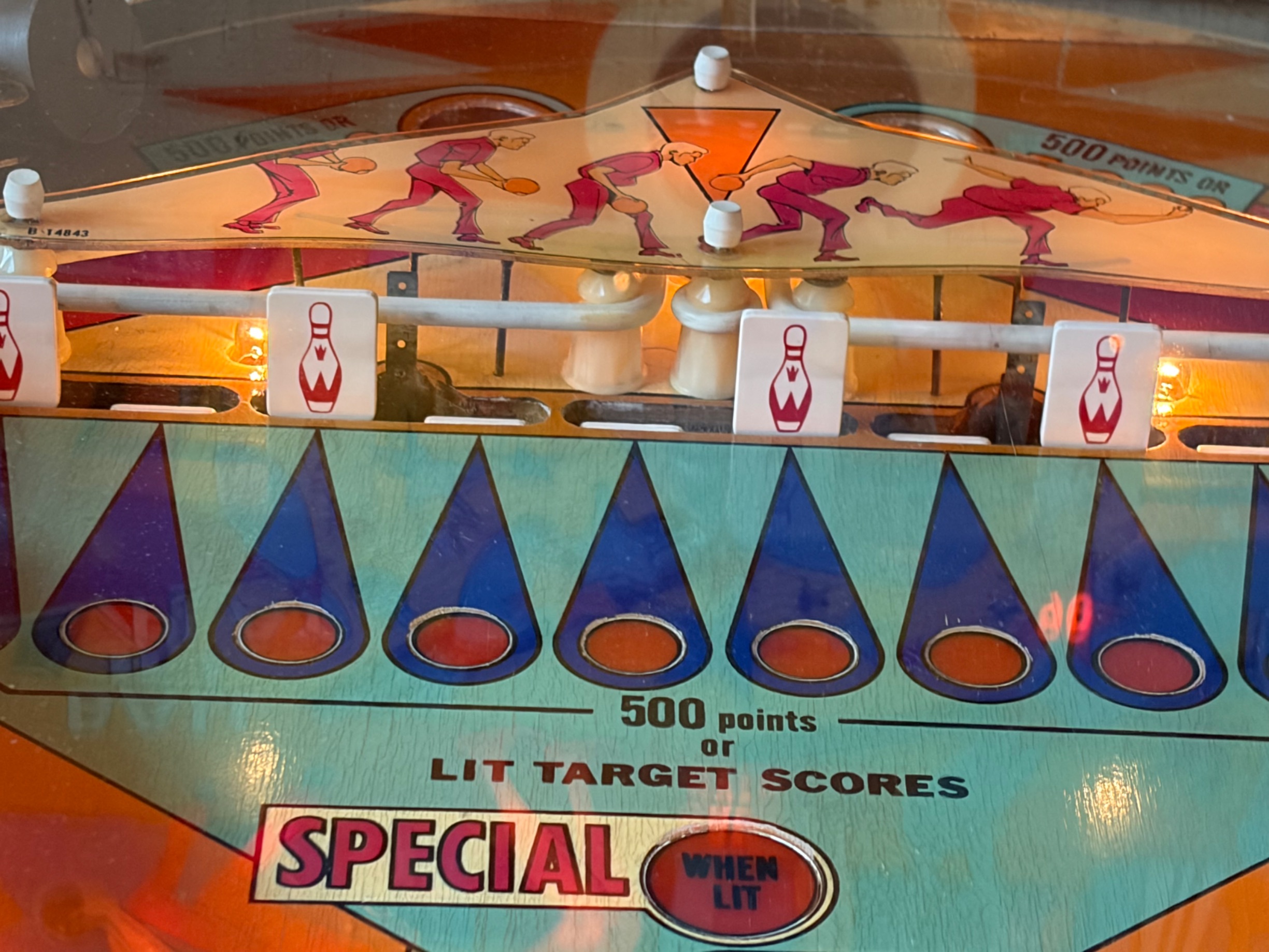 American 1970s D. Gottlieb & Co. Electro-Mechanical Pinball Machine "King Pin" thumbnail 11