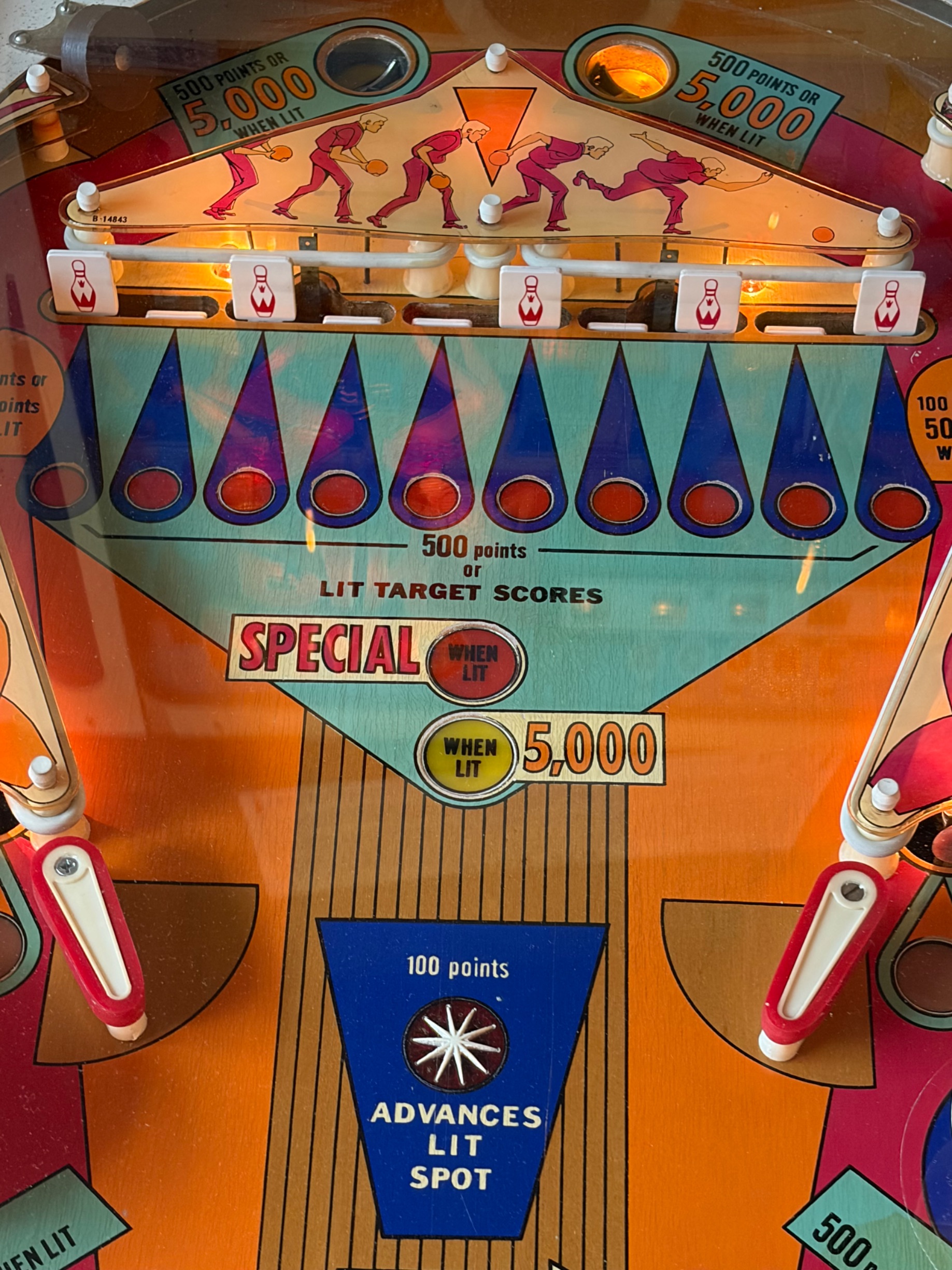 American 1970s D. Gottlieb & Co. Electro-Mechanical Pinball Machine "King Pin" thumbnail 9
