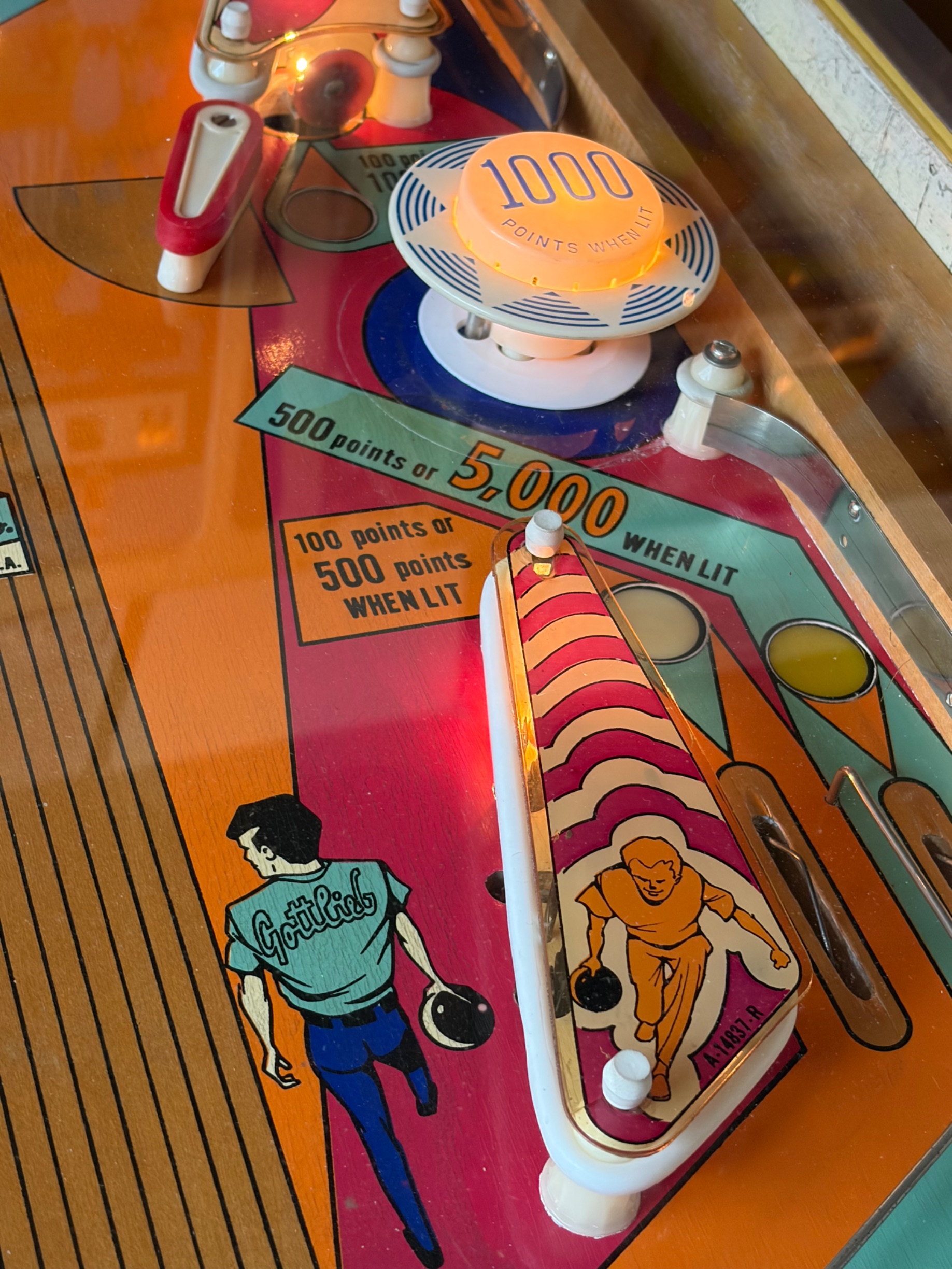 American 1970s D. Gottlieb & Co. Electro-Mechanical Pinball Machine "King Pin" thumbnail 10