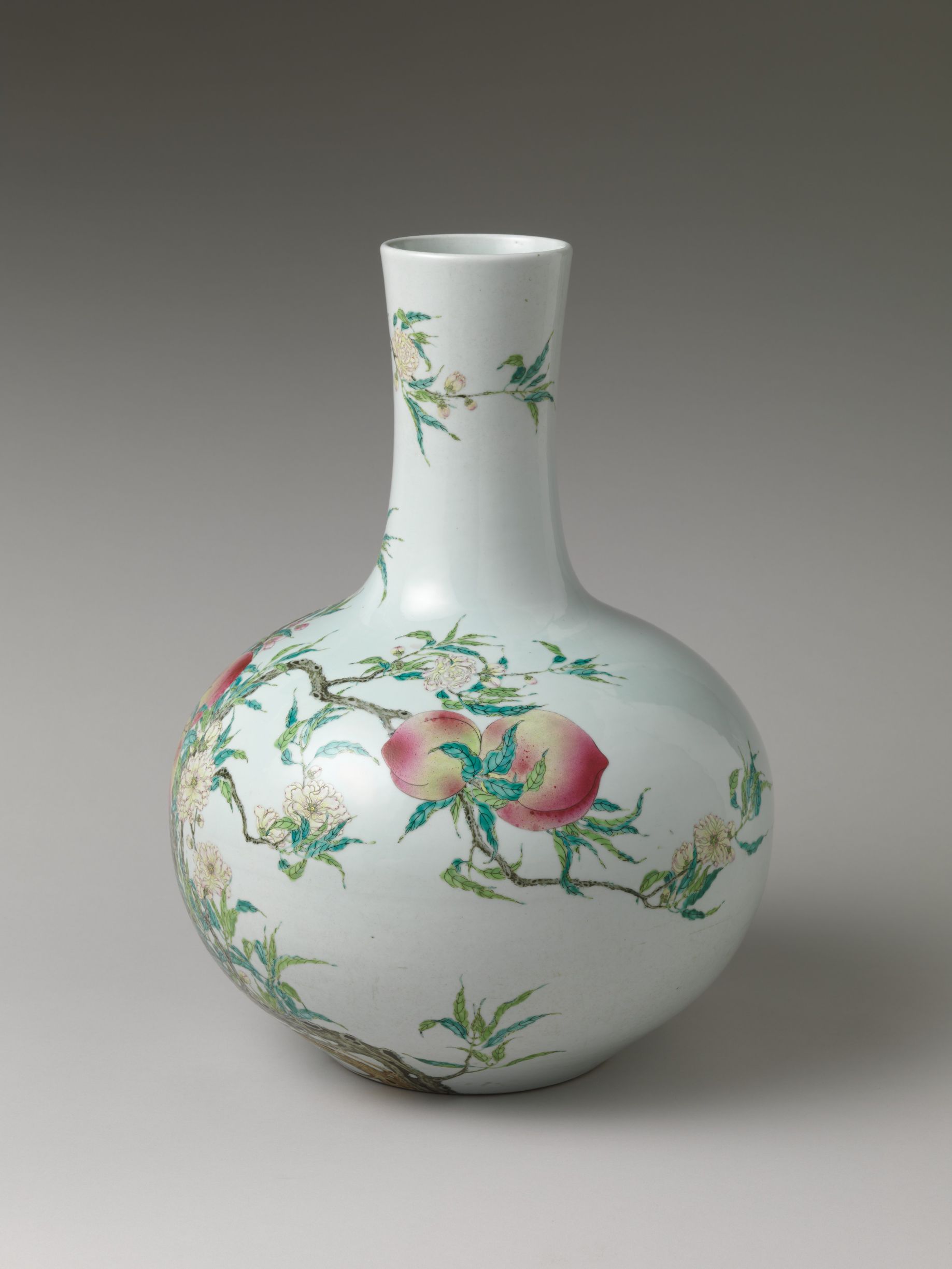 Qing Qianlong Style Famille-Rose Porcelain 'Nine Peaches' Tianqiuping Vase thumbnail 2