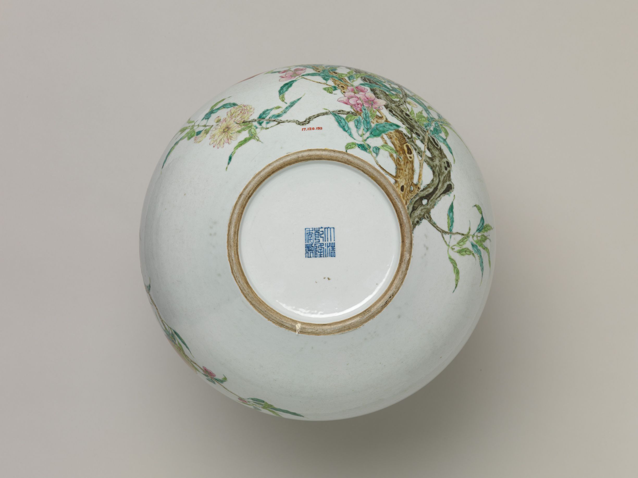 Qing Qianlong Style Famille-Rose Porcelain 'Nine Peaches' Tianqiuping Vase thumbnail 4