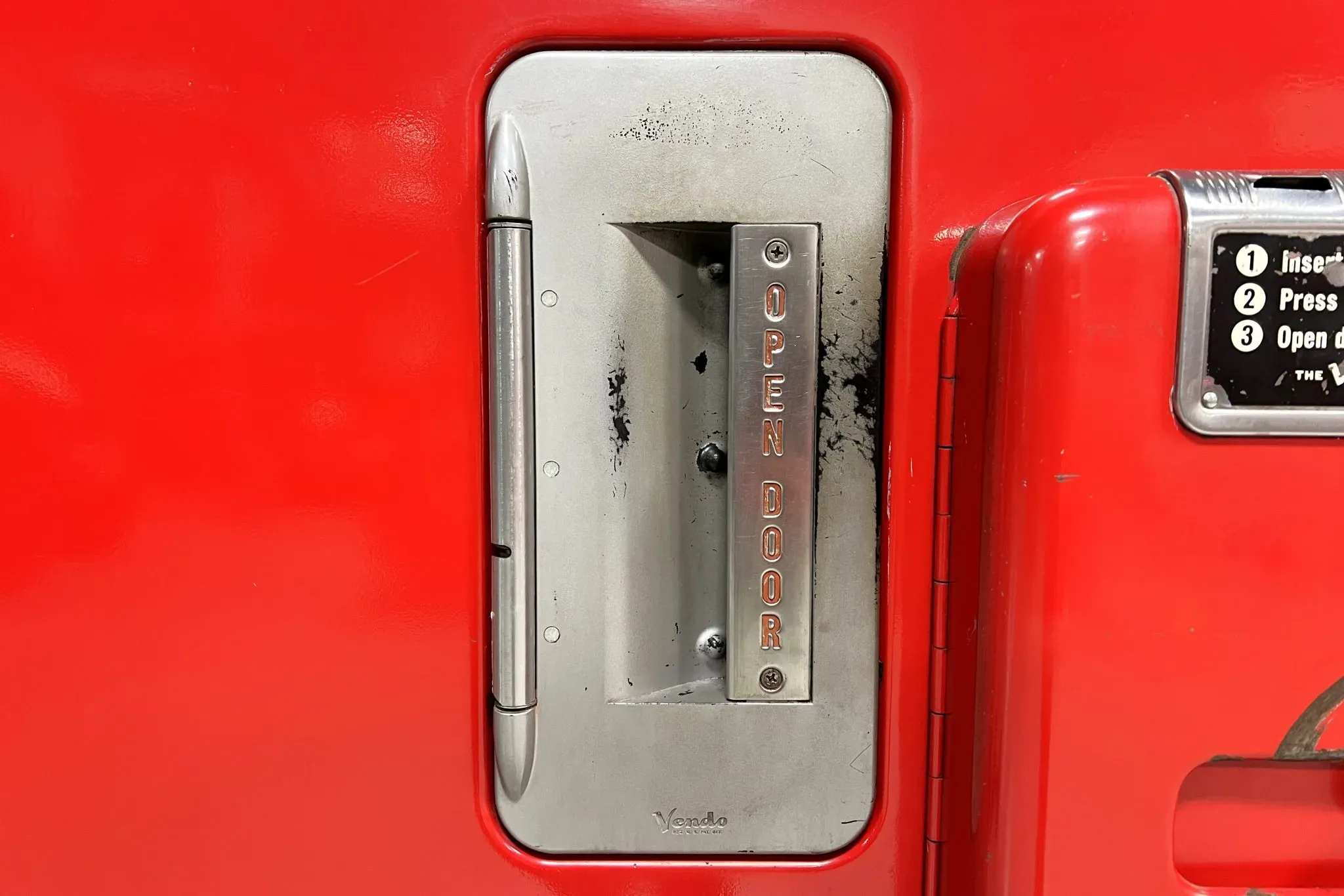 American Mid-Century Modern Painted Steel Coca-Cola Vendo Bottle Vending Machine thumbnail 12