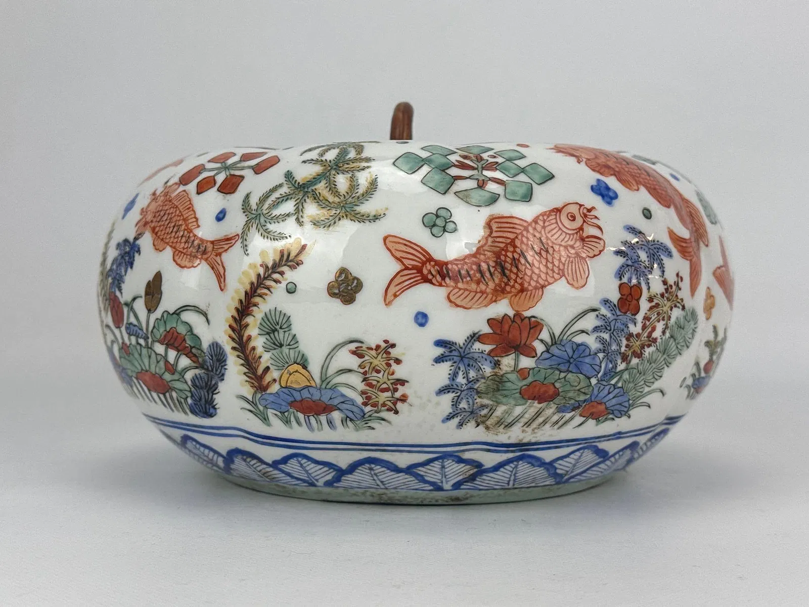 Chinese Late Qing/Republic Period Wucai Style Porcelain Lidded Jar with Carp Decoration thumbnail 3
