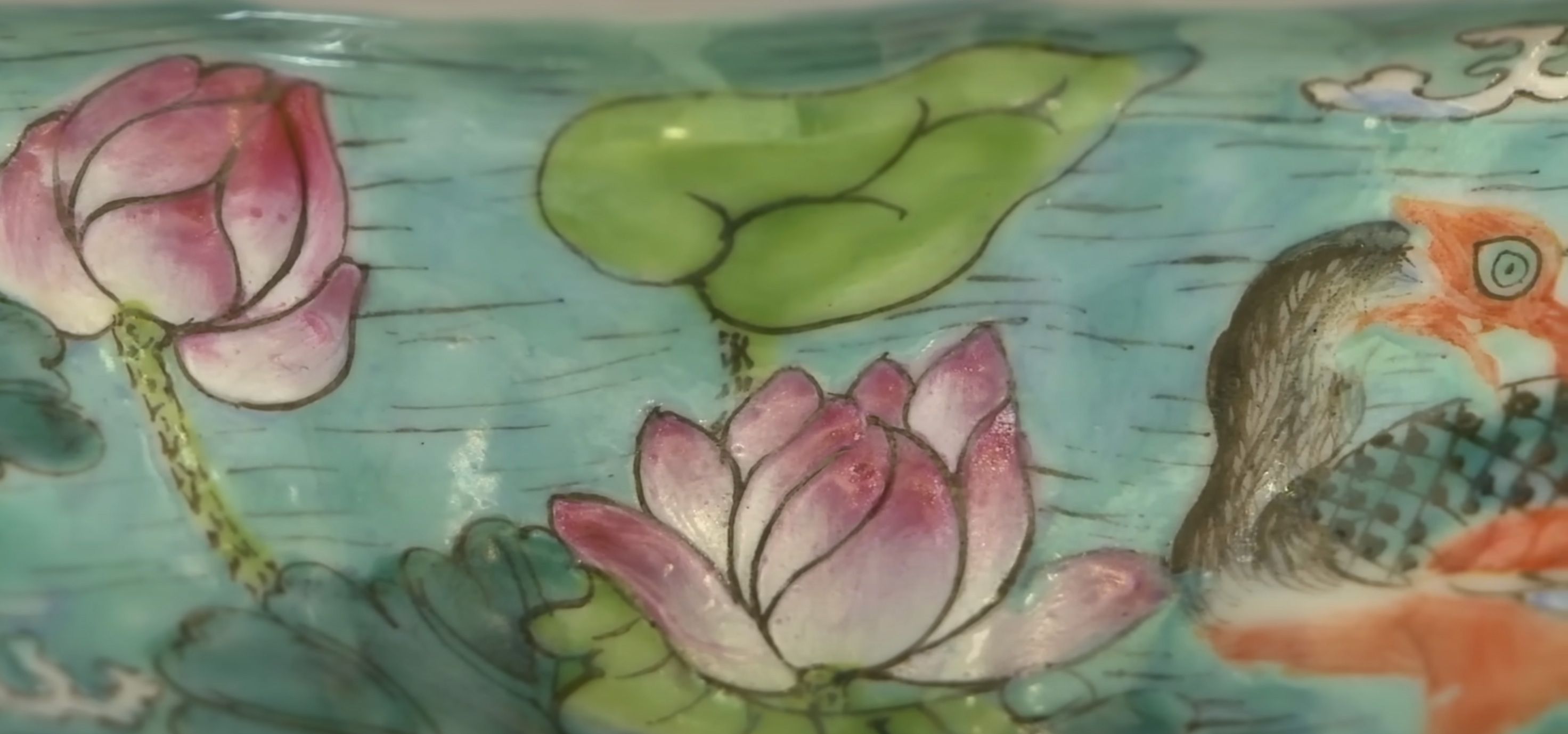 Chinese Qianlong Style Famille Rose Turquoise-Ground Porcelain Lotus Bowl thumbnail 3