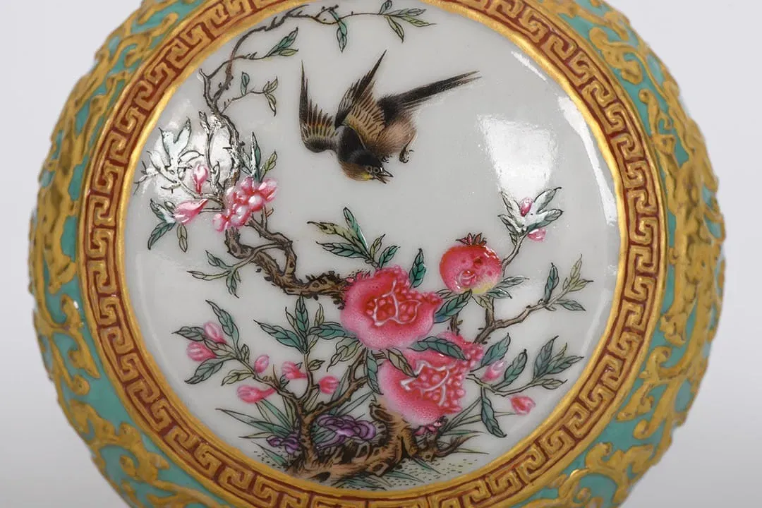 Qianlong Style Gilt and Turquoise Ground Famille Rose Porcelain Moon Flask thumbnail 4