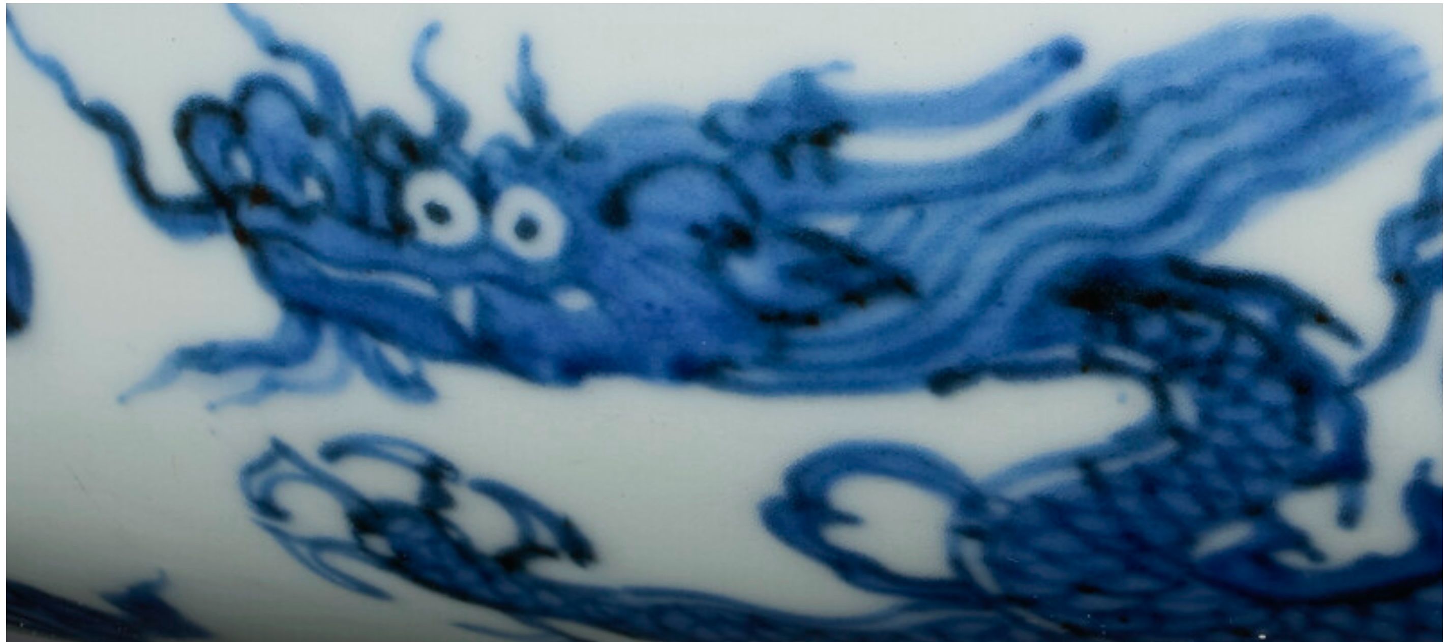 Chinese Ming Style Blue and White Porcelain Dragon Dish thumbnail 7