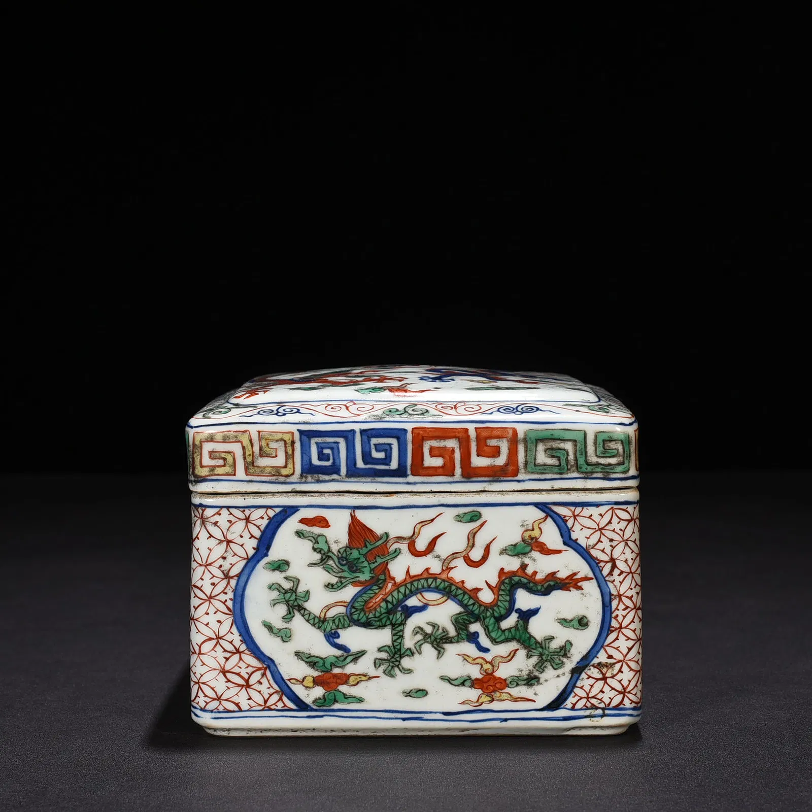 Chinese Wanli Period Wucai Porcelain Box thumbnail 4