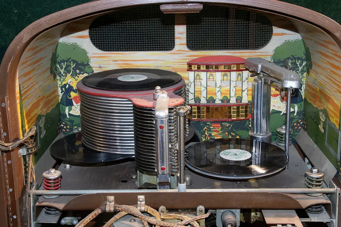 American Art Deco Period Rock-Ola Jukebox thumbnail 5