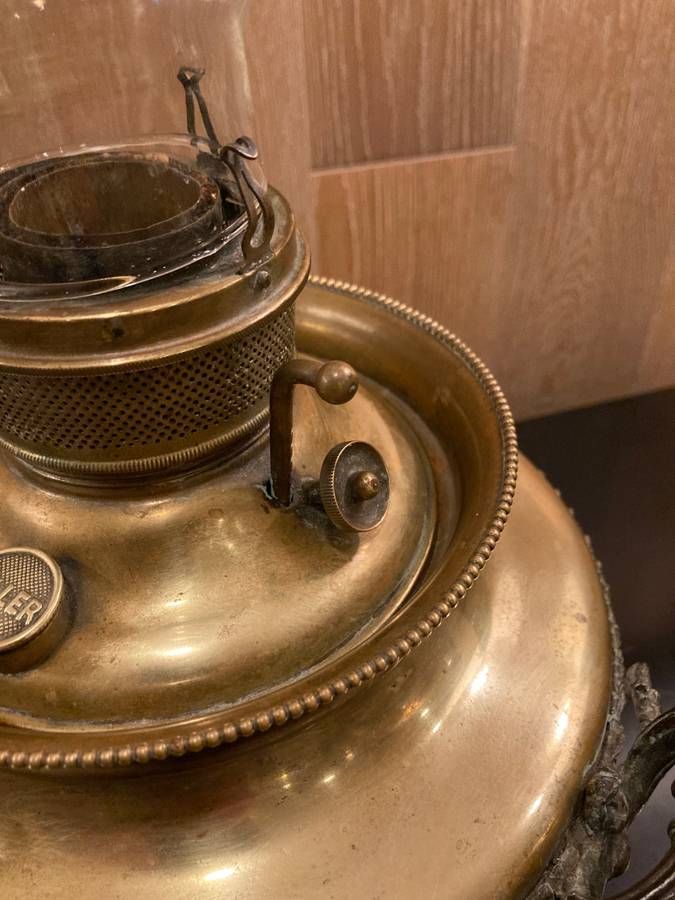 American Victorian Period Brass 'Juno' Banquet Oil Lamp by Edward Miller & Co. thumbnail 4