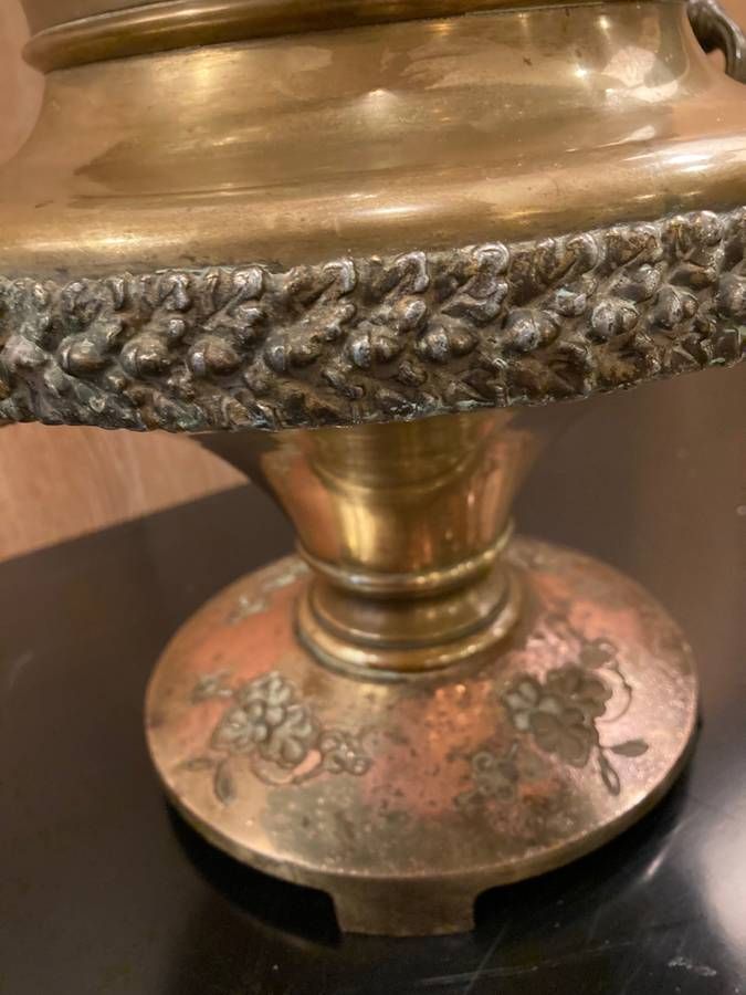 American Victorian Period Brass 'Juno' Banquet Oil Lamp by Edward Miller & Co. thumbnail 6