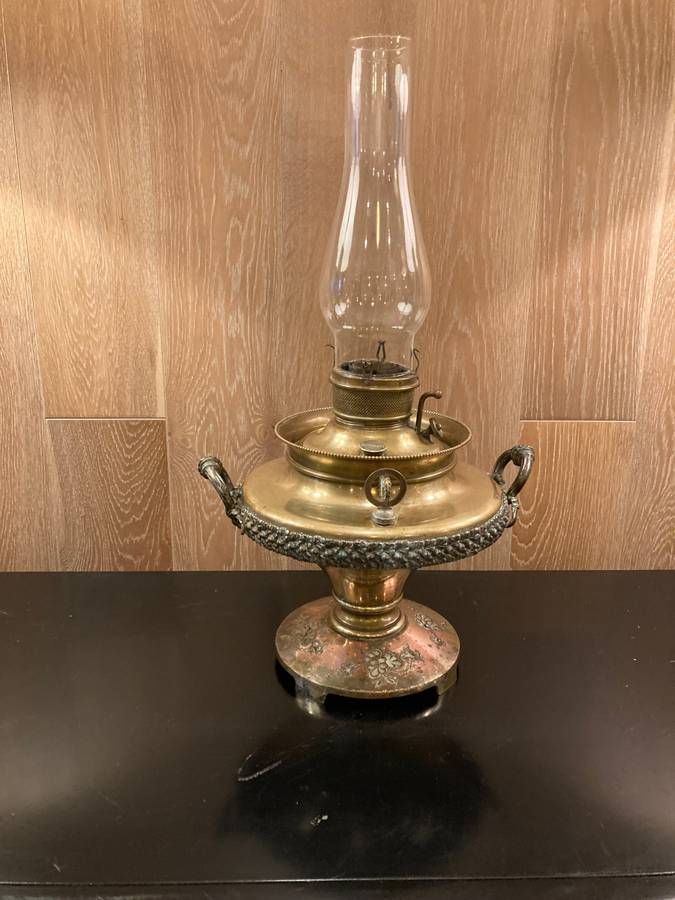 American Victorian Period Brass 'Juno' Banquet Oil Lamp by Edward Miller & Co. thumbnail 8