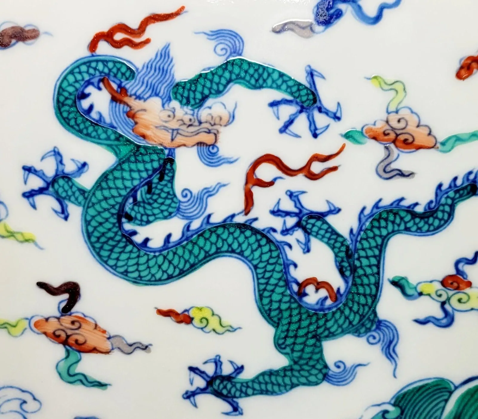 Chinese Doucai Dragon Dish Bearing Chenghua Mark thumbnail 2