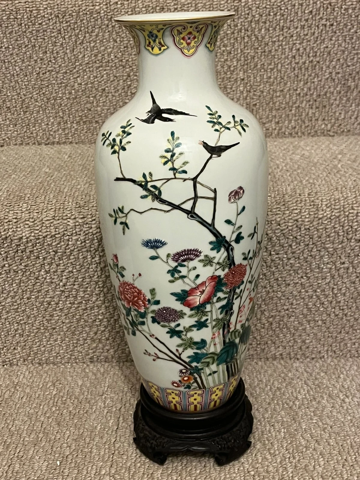 Chinese Famille Rose Style Porcelain Vase thumbnail 2
