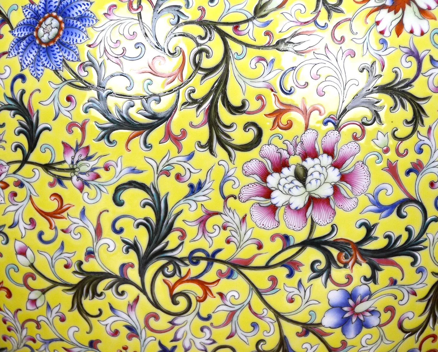 Chinese Qing Style Yellow-Ground Famille Rose Porcelain Moon Flask Vase thumbnail 7