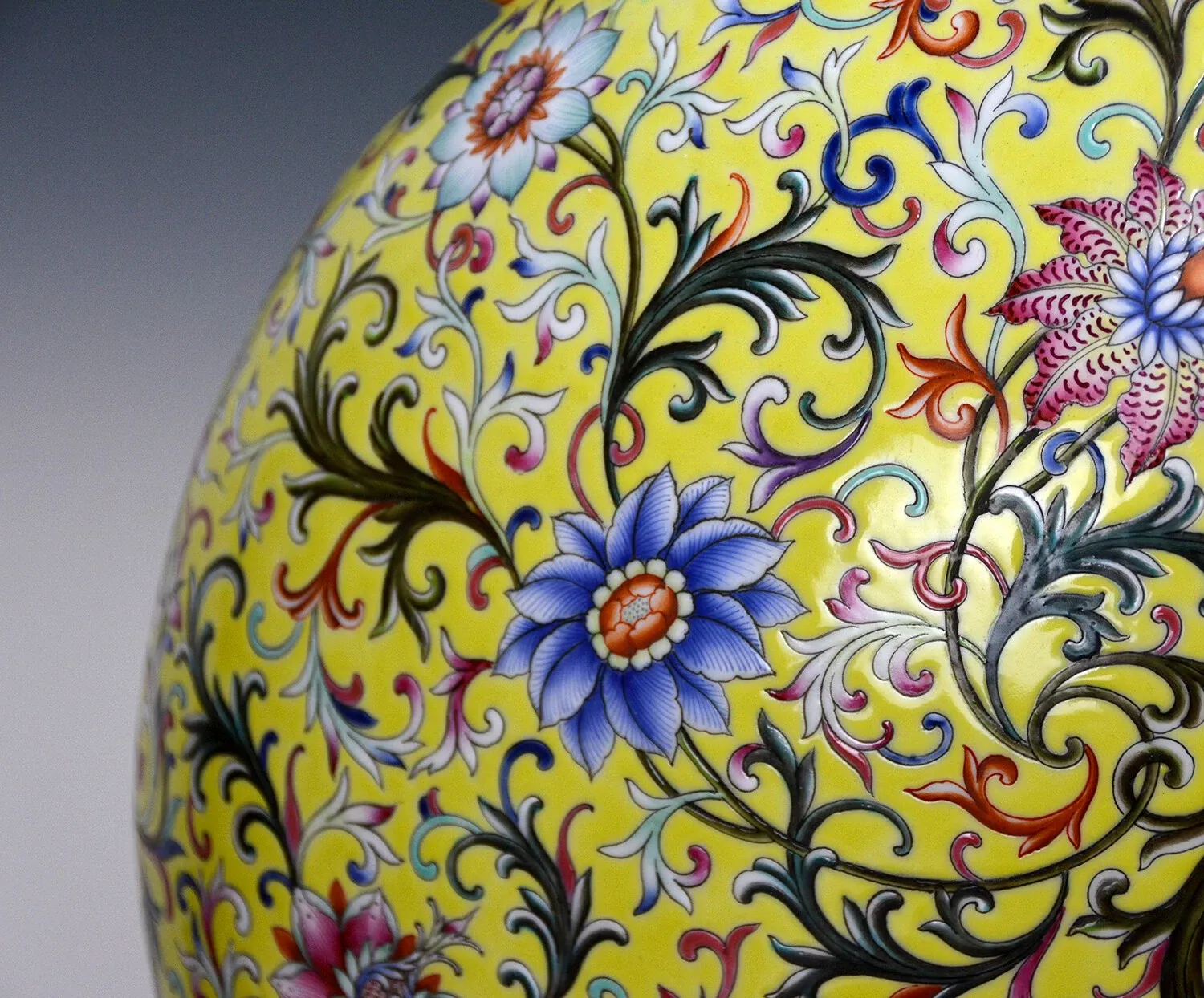 Chinese Qing Style Yellow-Ground Famille Rose Porcelain Moon Flask Vase thumbnail 8