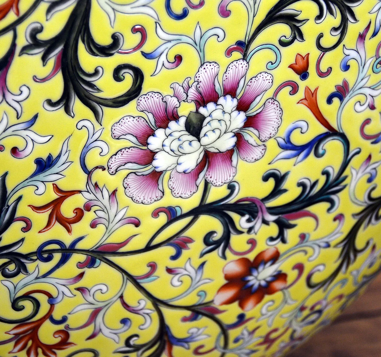 Chinese Qing Style Yellow-Ground Famille Rose Porcelain Moon Flask Vase thumbnail 9