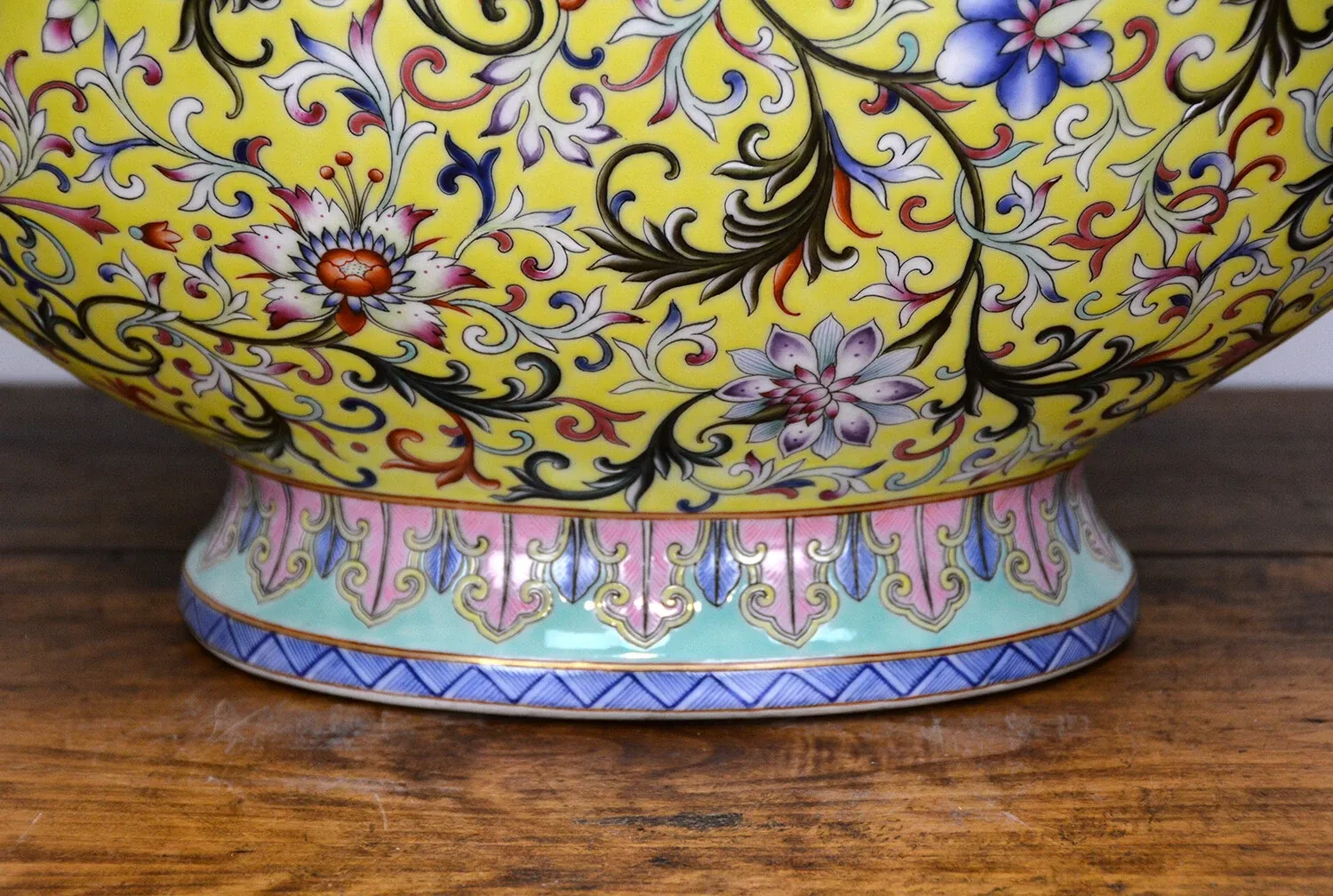 Chinese Qing Style Yellow-Ground Famille Rose Porcelain Moon Flask Vase thumbnail 10
