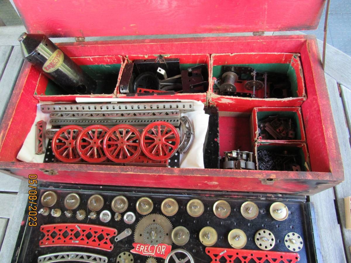 American A.C. Gilbert 'The New Erector' Metal Construction Set, Complete Boxed Example thumbnail 3