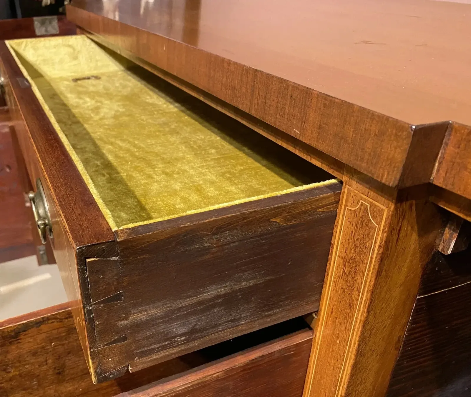 Federal Period Mahogany and Satinwood Inlaid Sideboard thumbnail 4