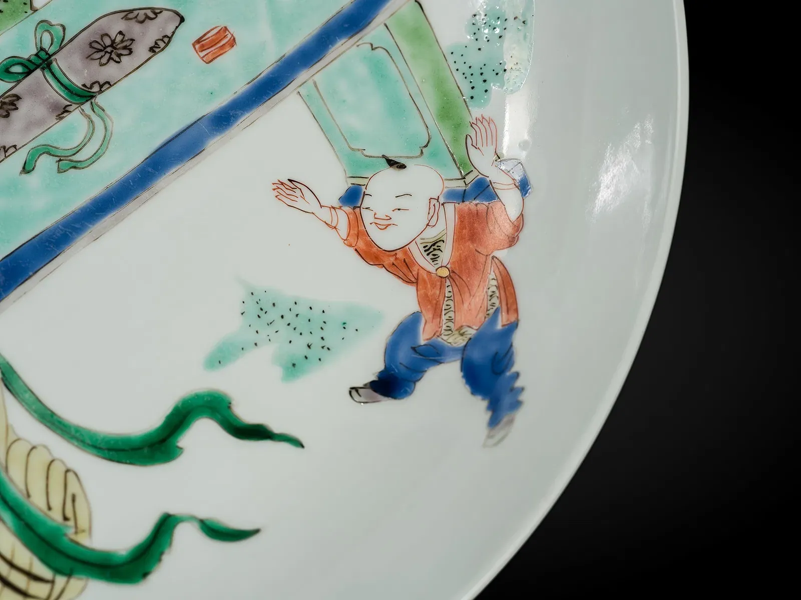 Chinese Qing Period Famille Verte Porcelain 'Lady and Boys' Dish thumbnail 8