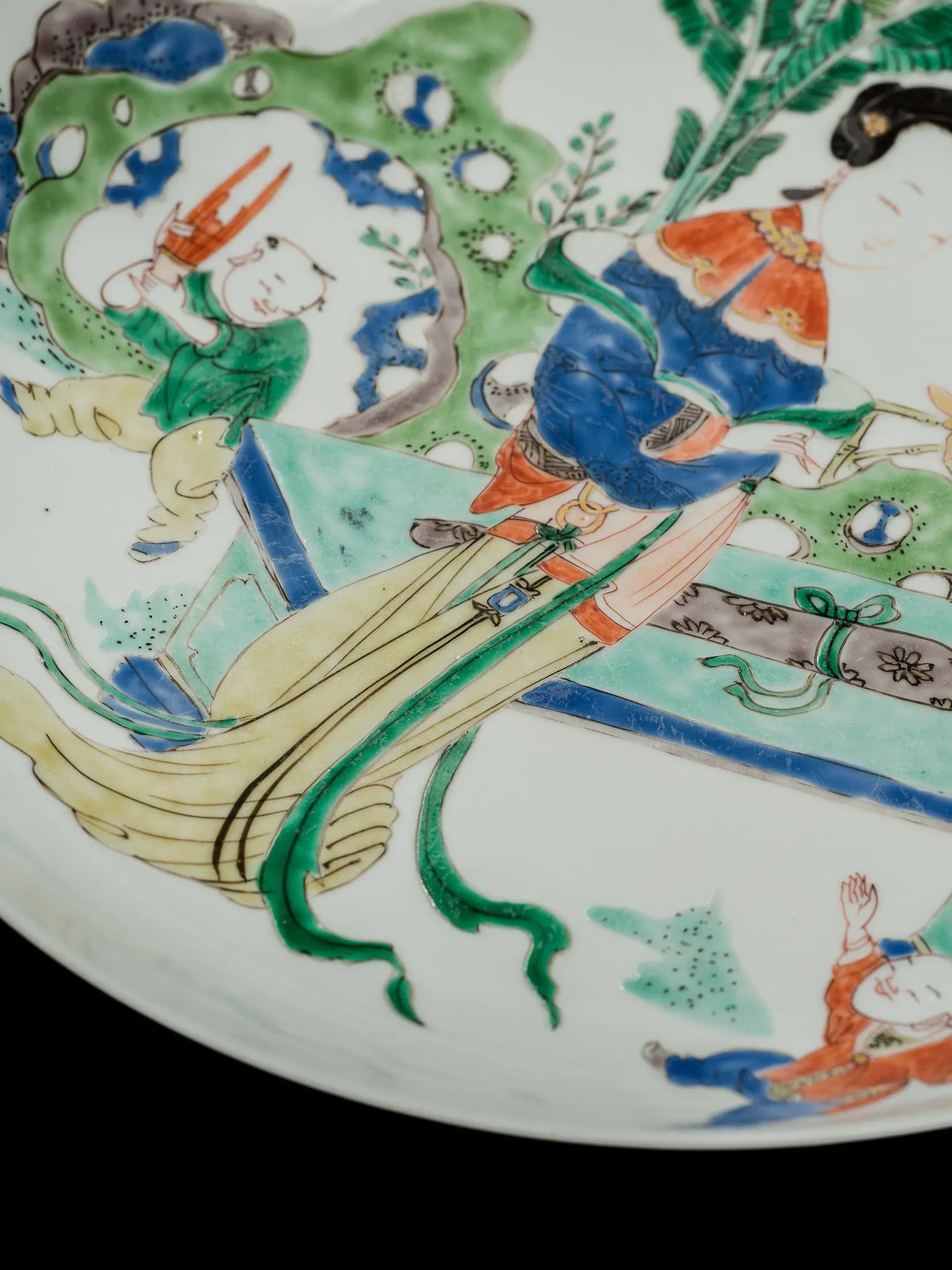 Chinese Qing Period Famille Verte Porcelain 'Lady and Boys' Dish thumbnail 9
