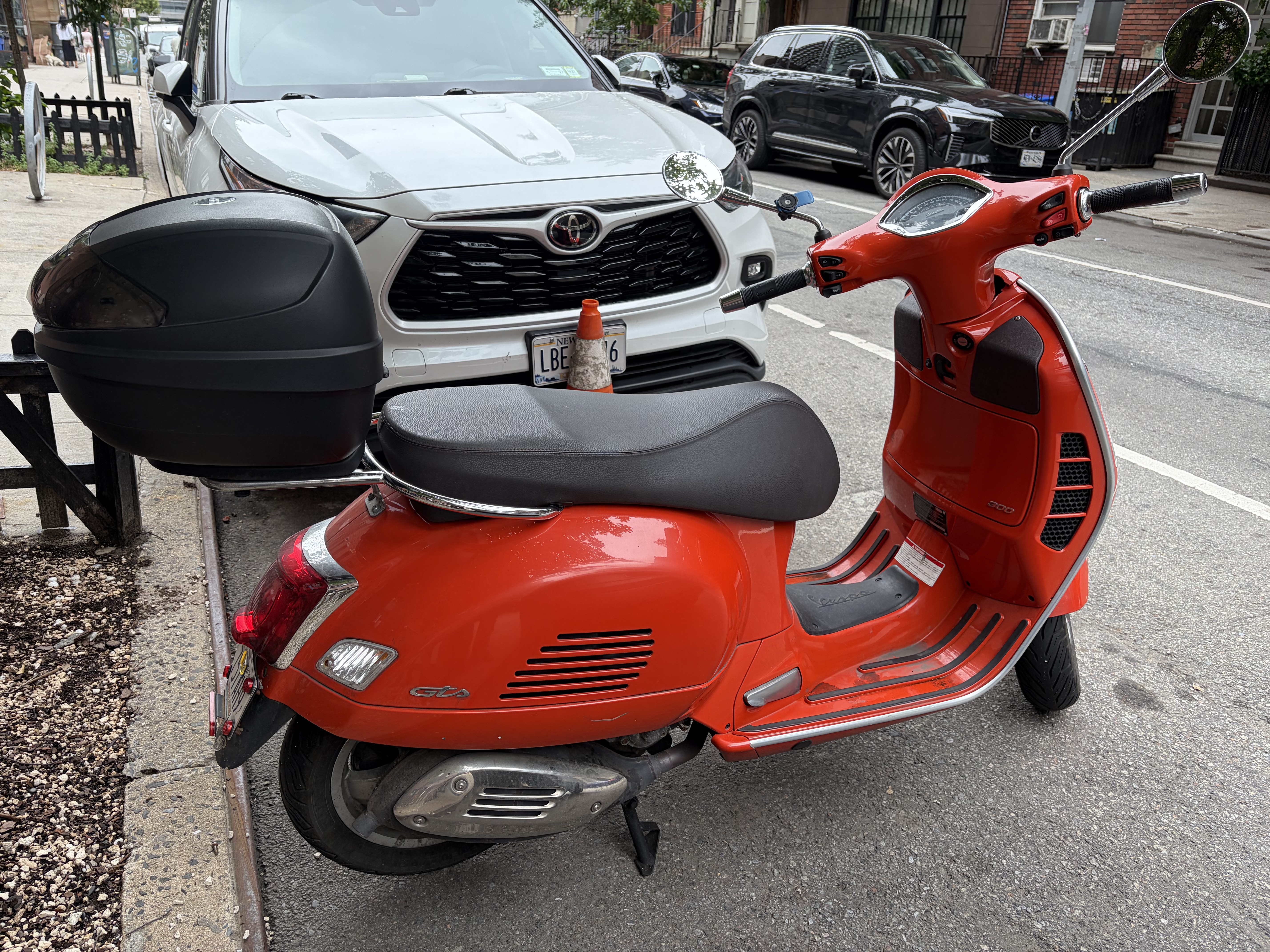 Modern Italian Vespa GTS 300 Scooter thumbnail 3