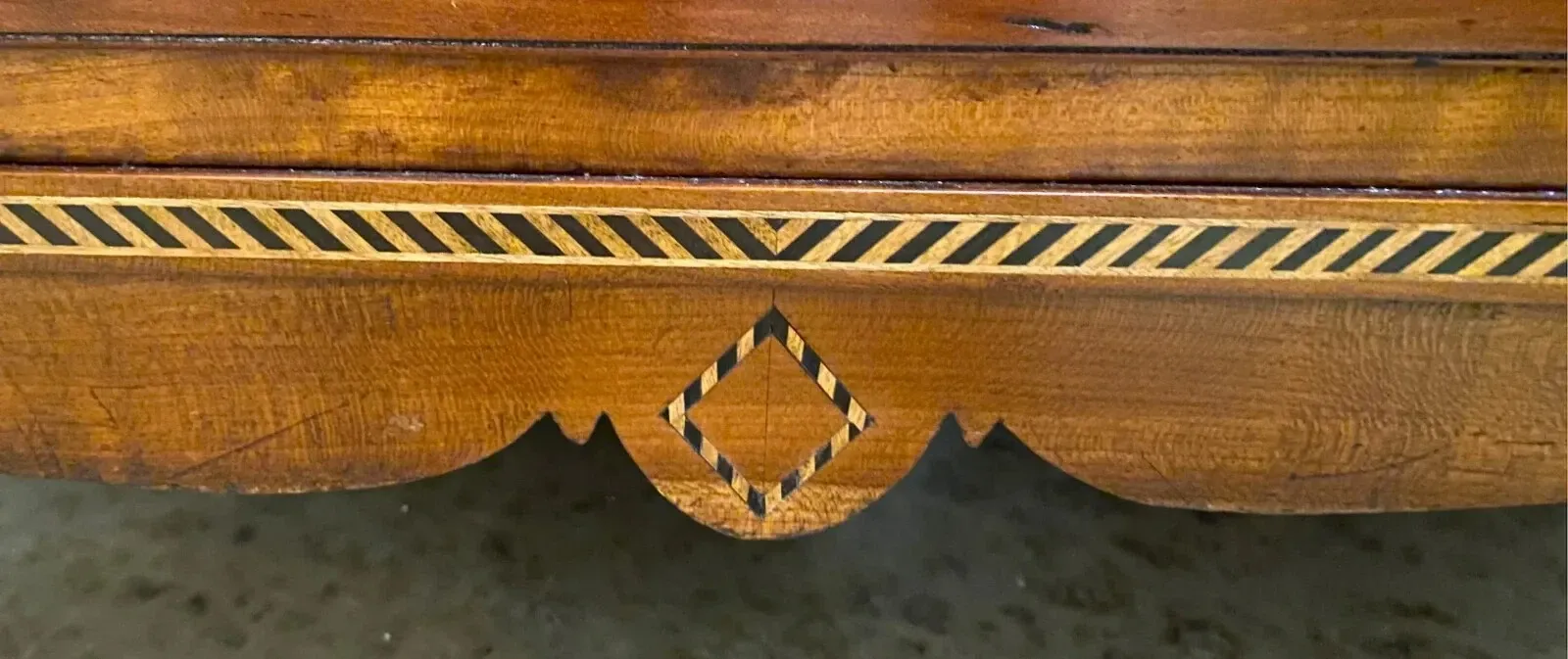 American Federal Period Mahogany and Inlaid Chest of Drawers thumbnail 3
