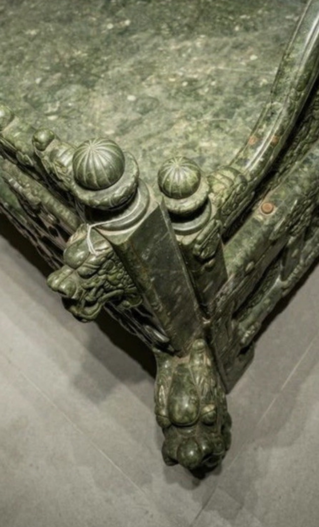 Chinese Qing Period Carved Jade Imperial Bed thumbnail 4